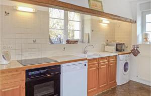 Nice home in Vaudoy-en-Brie with 3 Bedrooms, WiFi and Indoor swimming pool
