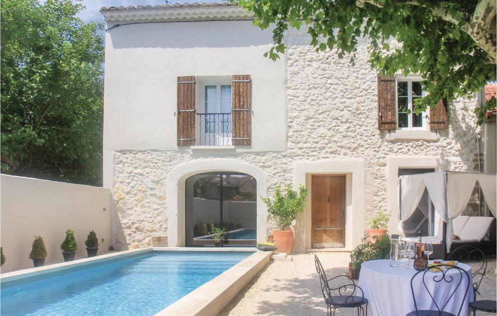 Maison de vacances Nice home in Vedne with WiFi, Outdoor swimming pool and Swimming pool  84270 Vedène