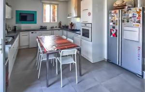 Nice home in Vendres with WiFi, 5 Bedrooms and Outdoor swimming pool