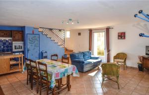 Nice home in Vénéjan w/ 3 Bedrooms