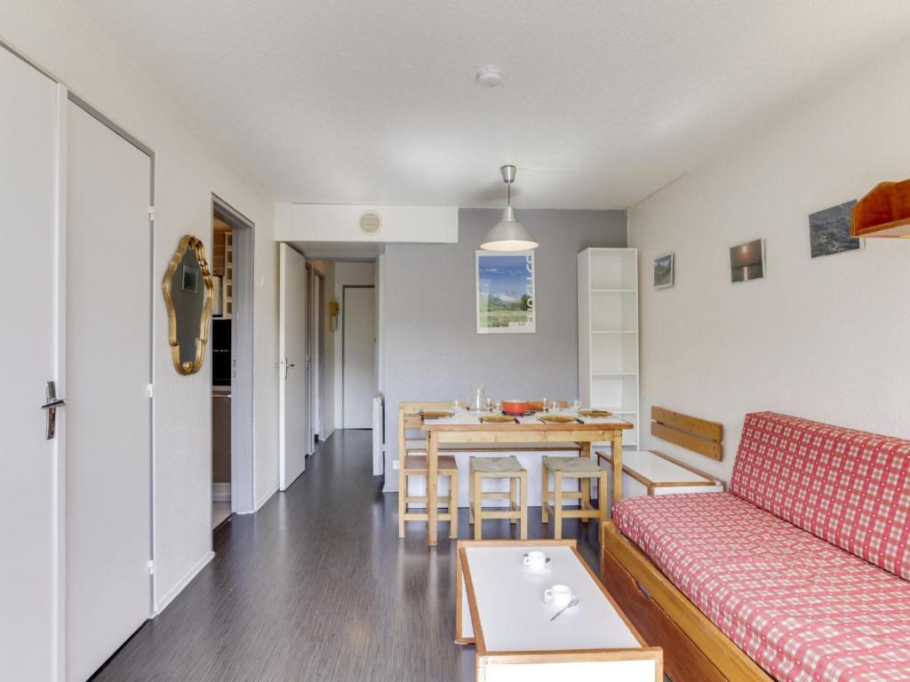 Nice home in Viennay with 2 Bedrooms, Jacuzzi and Outdoor swimming pool