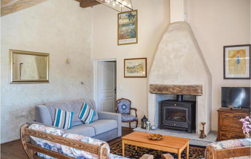 Nice home in Viennay with 2 Bedrooms, Jacuzzi and Outdoor swimming pool