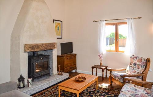 Nice home in Viennay with 2 Bedrooms, Jacuzzi and Outdoor swimming pool