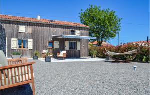 Nice home in Viennay with 2 Bedrooms, Jacuzzi and Outdoor swimming pool