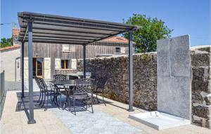 Nice home in Viennay with 2 Bedrooms, Jacuzzi and Outdoor swimming pool