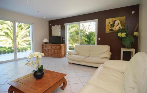 Nice home in Villen,-ls-Maguelone with 3 Bedrooms, WiFi and Outdoor swimming pool