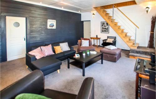 Nice home in Villeneuve de Berg with 7 Bedrooms, WiFi and Outdoor swimming pool