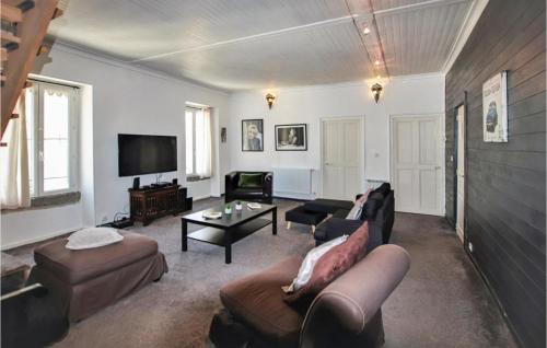 Nice home in Villeneuve de Berg with 7 Bedrooms, WiFi and Outdoor swimming pool
