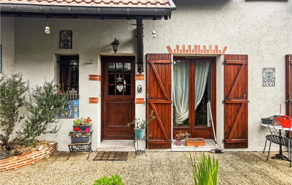 Nice home in VINEUIL with WiFi and 4 Bedrooms , 41350 Vineuil