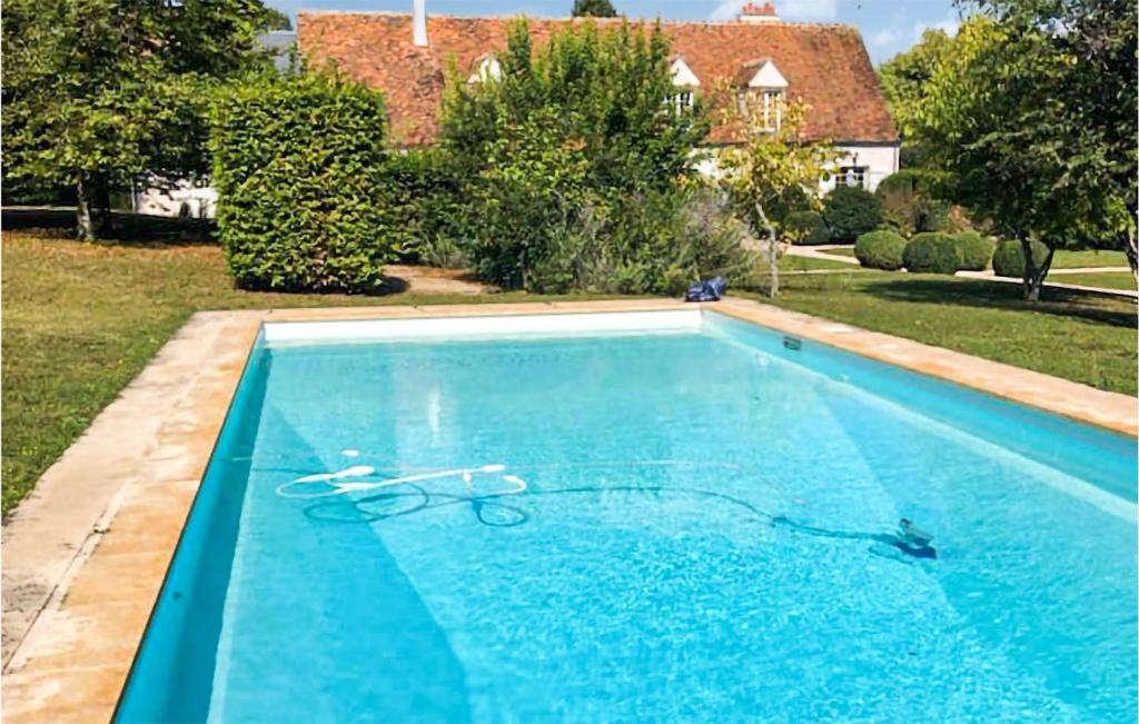 Nice home in Yvre-la-Ville with Outdoor swimming pool, 6 Bedrooms and Private swimming pool , 45300 Yèvre-la-Ville