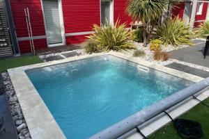 Nice house with pool near the city center