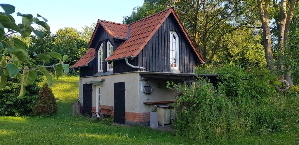 Maison de vacances Niedliches-kleines-Ferienhaeuschen-auf-Ruegen-nahe-Stralsund Am Bahnhof 6 18573 Altefähr