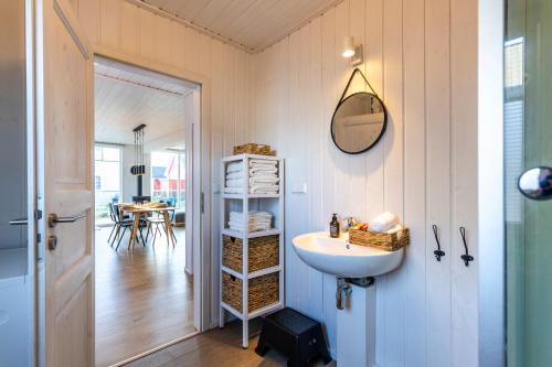 Nordische Lodge mit Hafenblick