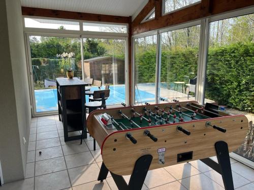 Océan à 10 mn, maison avec piscine, bar et babyfoot