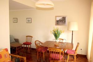 One bedroom bungalow with sea view enclosed garden and wifi at Funchal 1 km away from the beach