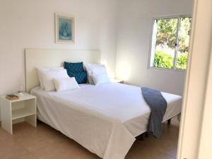 One bedroom house with sea view furnished garden and wifi at Ponta do pargo