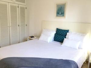 One bedroom house with sea view furnished garden and wifi at Ponta do pargo