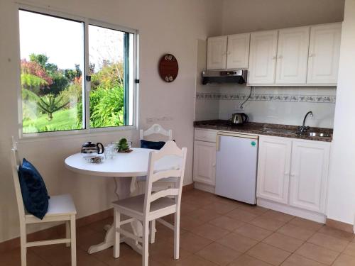 One bedroom house with sea view furnished garden and wifi at Ponta do pargo