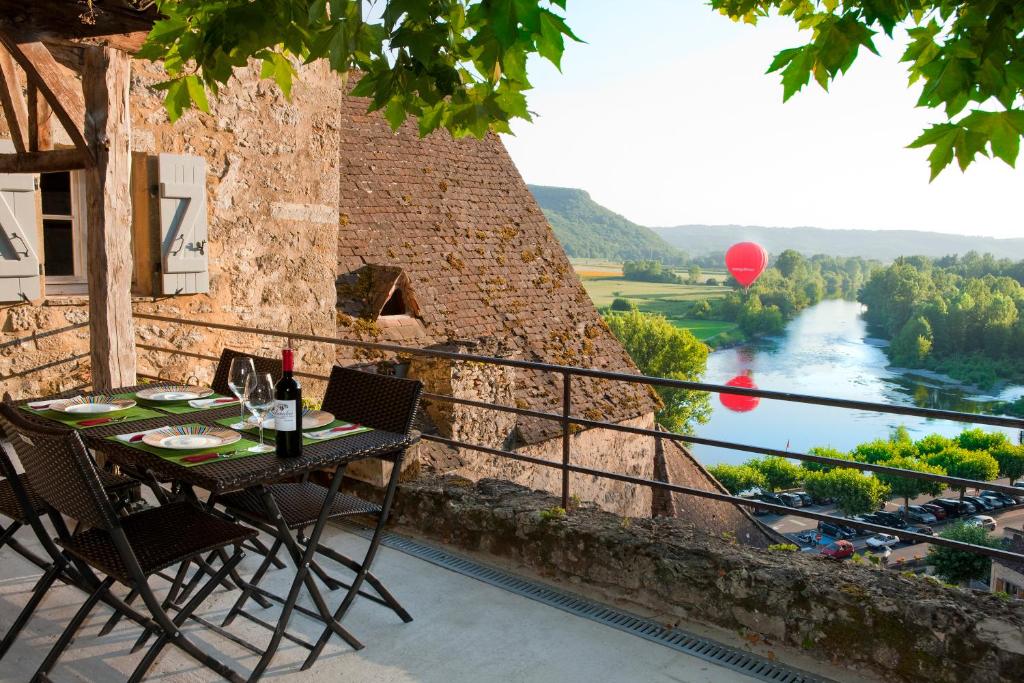 Maison de vacances One of the most beautiful view in the heart of Beynac,Dordogne 1 Rue des Sarrasins 24220 Beynac-et-Cazenac