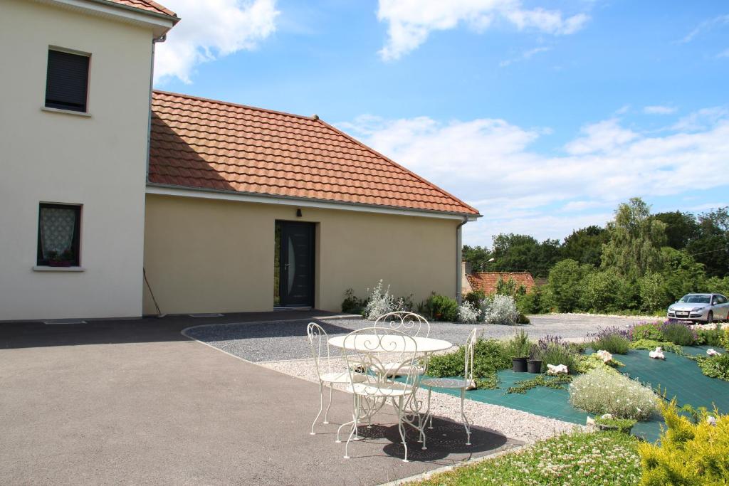 Partie de Mas Provençal de Charme, avec une Grande Piscine, située en Campagne proche d'Eygalières, au coeur 4 personnes, LS1-117 BEN VENGU