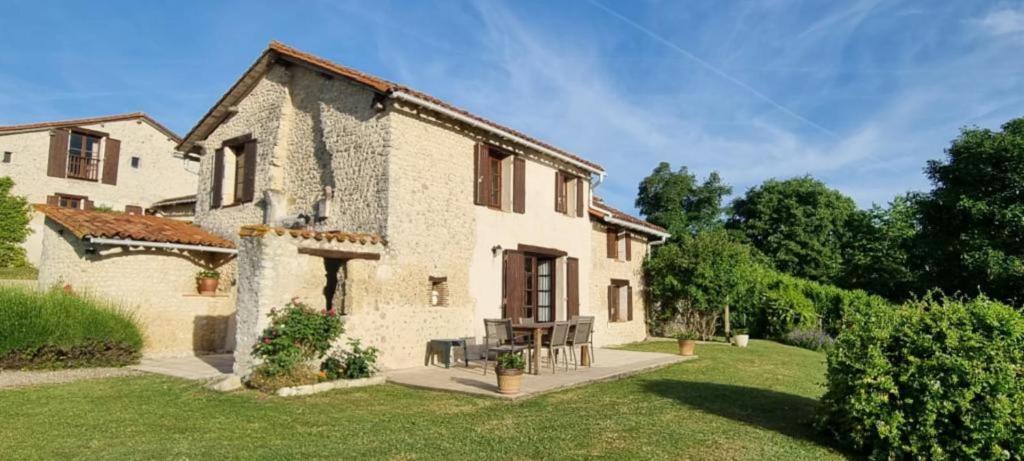 Maison de vacances Perfect holiday home with pool in the heart of the Charente countryside les puits puygironde 16390 Nabinaud