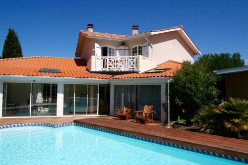 Perfect villa with pool in fantastic beach location, garden, terraces