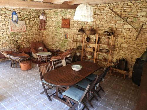 Périgordian Cottage, large swimming pool, BBQ