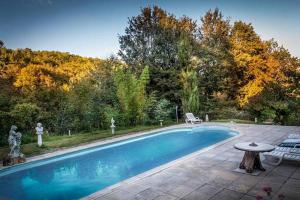 Périgordian Cottage, large swimming pool, BBQ