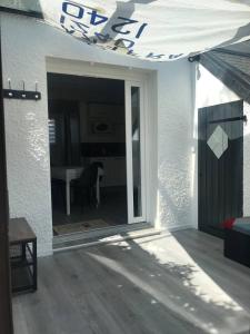 Petite maison avec piscine à 500m de la plage
