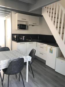Petite maison avec piscine à 500m de la plage