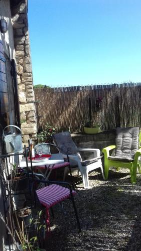 petite maison dans la campagne a 10 mn a pied du centre ville