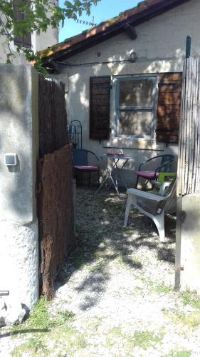 petite maison dans la campagne a 10 mn a pied du centre ville