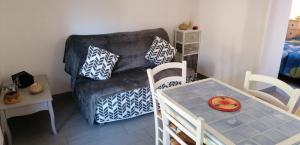 Petite Maison de 40m2 très bien équipée avec jardin privatif, Wifi, Piscine commune à la résidence ,ouverte du 1er mai au 30 septembre de 09h à 21h-En juillet et aout reservation uniquement du samedi au samedi