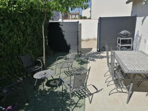 Petite maison et son jardinet en Village.