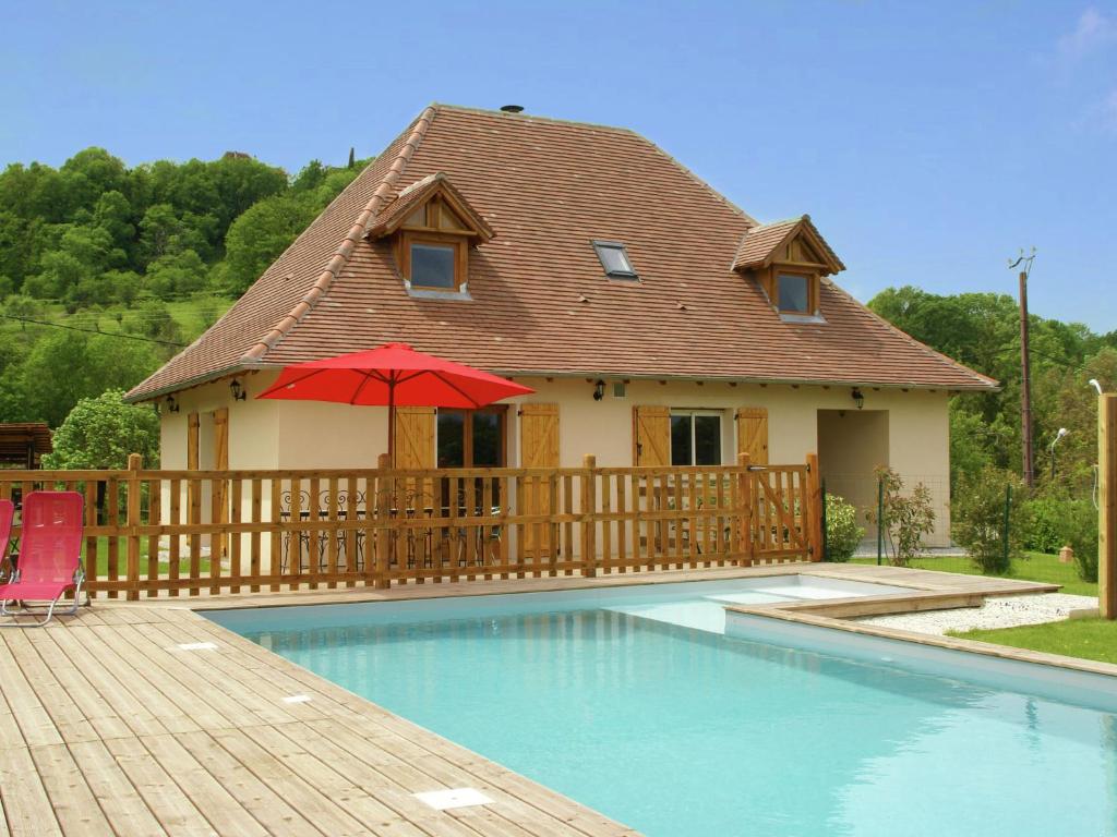 Maison de vacances Picturesque Holiday Home in Loubressac with Swimming Pool  46130 Loubressac