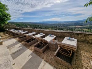 Piscine troglodyte avec vue incroyable à Gordes