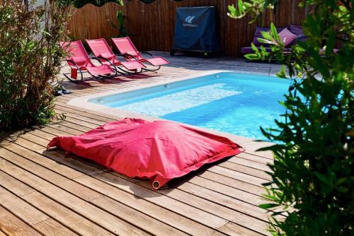 Plaisant villa with pool, close to the beach