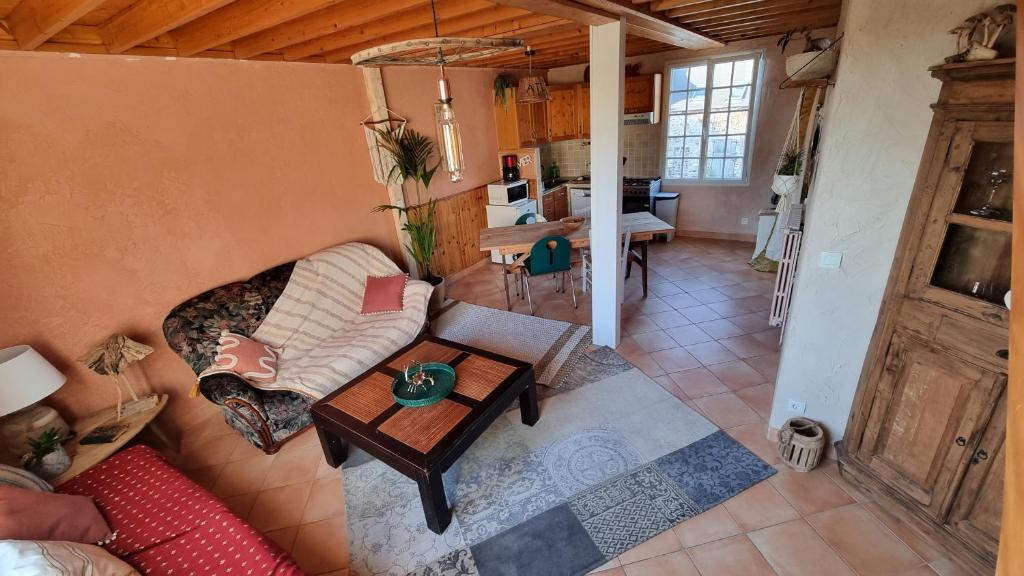 Plantation de poivre- La Petite Rivière 1 L'Hôtel Fauvel, 50270 Saint-Maurice-en-Cotentin