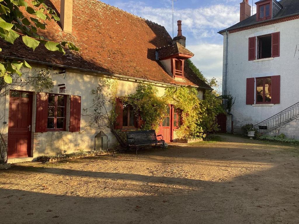 Maison de vacances Pleasant cottage in Le Veurdre with private garden  03320 Le Veurdre