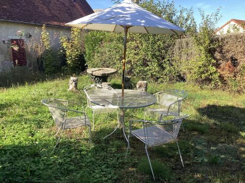 Pleasant cottage in Le Veurdre with private garden