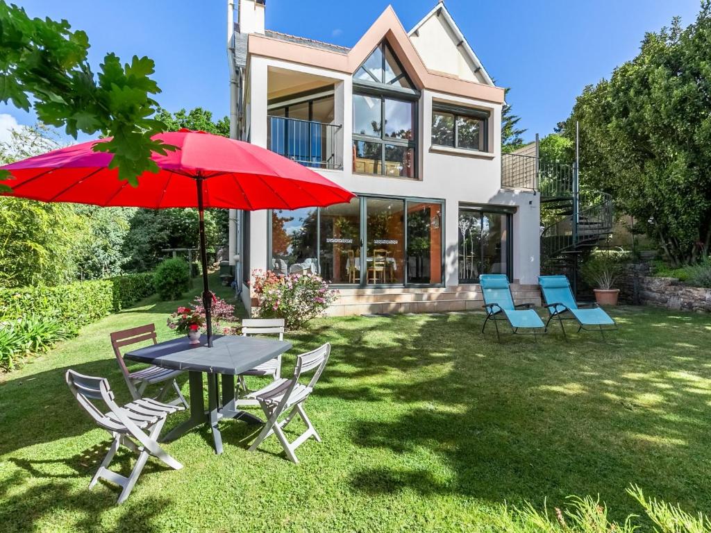 Pleasant holiday home in Clohars-Carnoët with garden