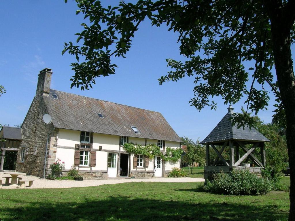Maison de vacances Pleasant Holiday Home in Isigny Le Buat with Garden  50540 Isigny-le-Buat