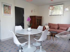 Pool House Matisse in large park