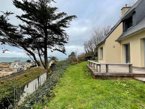 Premium holiday home in top location with sea view, Plougasnou