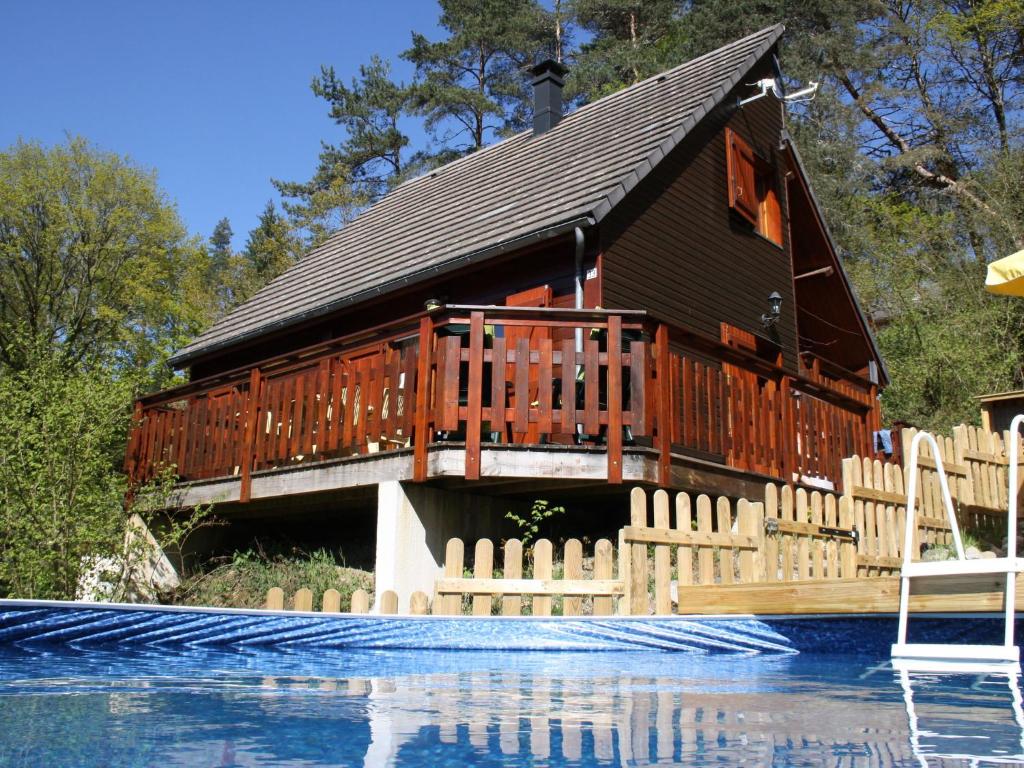 Maison de vacances Pretty Chalet in Beaulieu France With Private Swimming Pool  15270 Beaulieu
