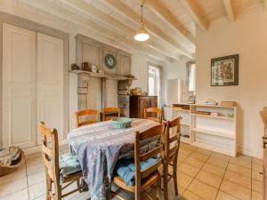 Maison de vacances Pretty Holiday Home in Golleville with Private Garden  50390 Golleville Normandie