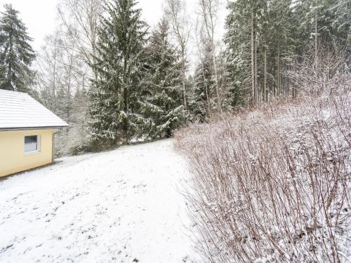 Pretty holiday home in Suhl right next to the forest