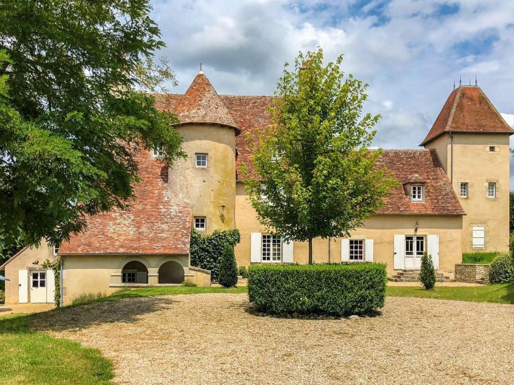 Maison de vacances Private castle in Auvergne with river sun terrace and views  03320 Le Veurdre