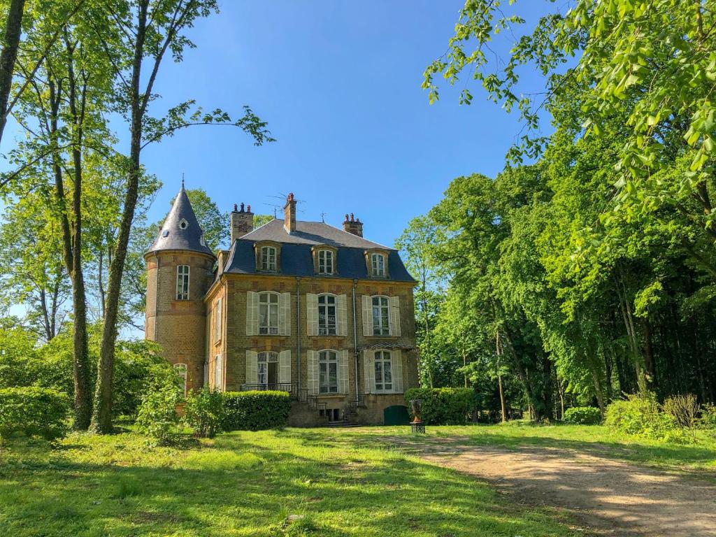 Maison de vacances Private Castle with Park 2 Route de Rubécourt 08140 La Moncelle