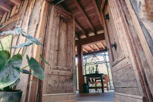 Private Estate with 3 Lake Houses, Sauna & Hot-tub